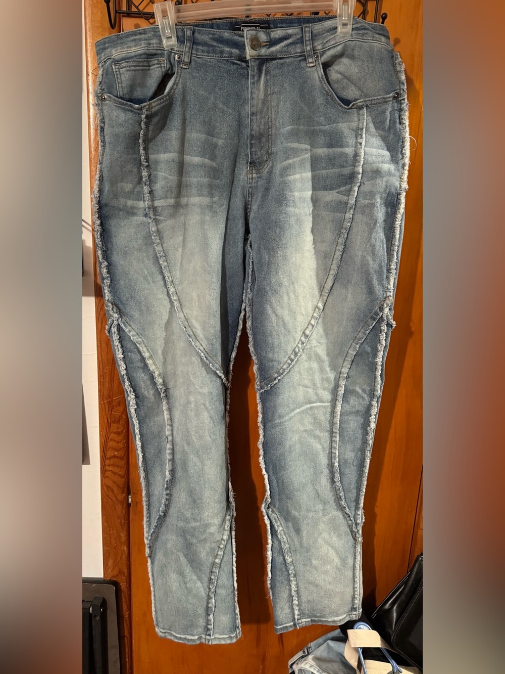 Light Wash Men’s Jeans with Curved Frayed Seams